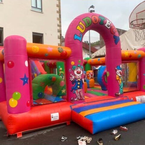 Ludoteca hinchable montada en una fiesta local