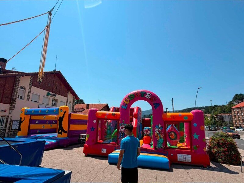 Hinchables y camas elásticas en una plaza soleada