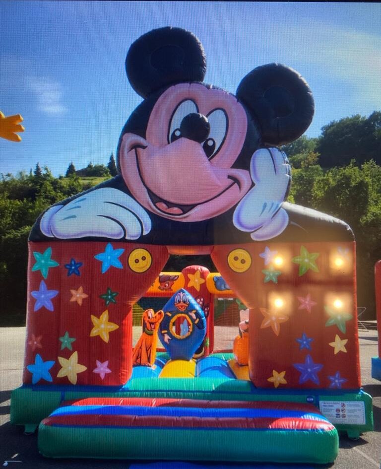Castillo hinchable de Mickey en un patio escolar