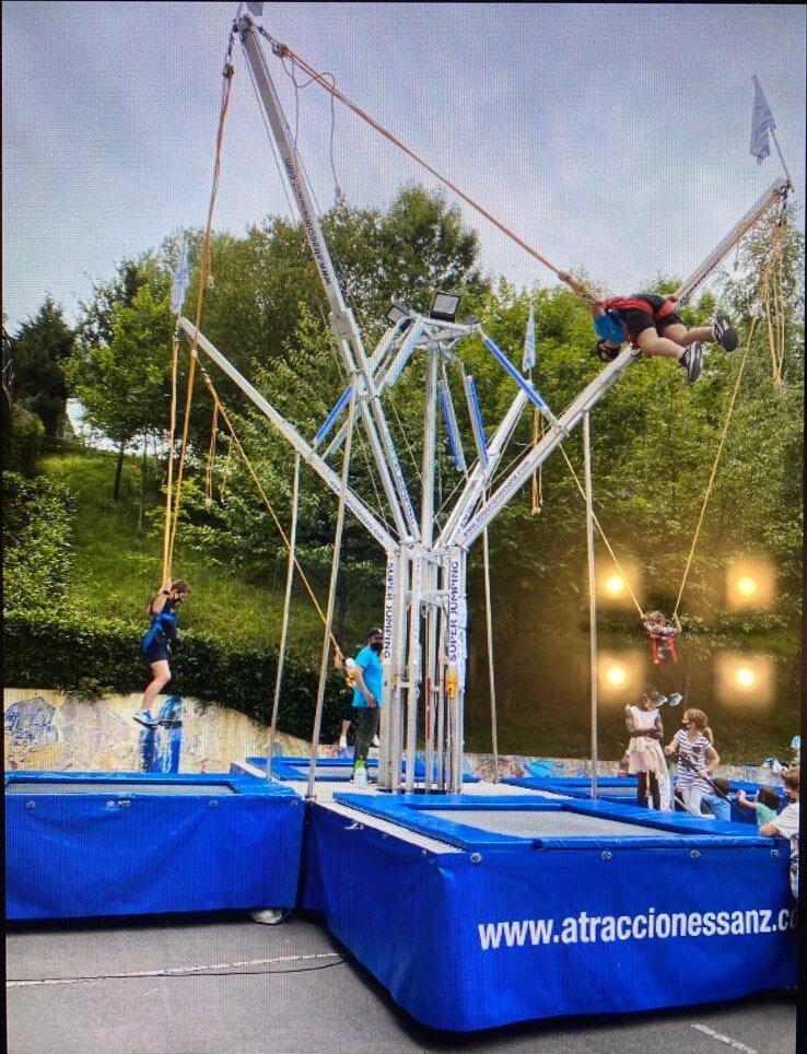 Bungee trampolín en plena sesión de saltos