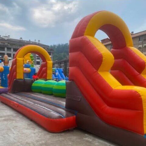 Circuito hinchable de obstáculos rojo y amarillo