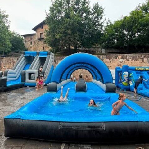 Niños disfrutando de la piscina hinchable en verano