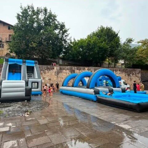 Parque acuático hinchable montado en el casco urbano