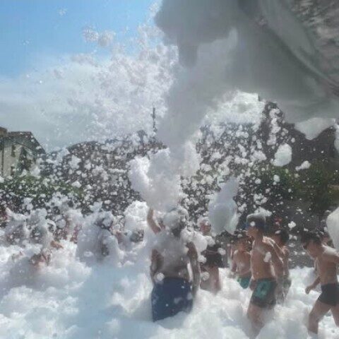 Fiesta de la espuma con público durante las fiestas de verano
