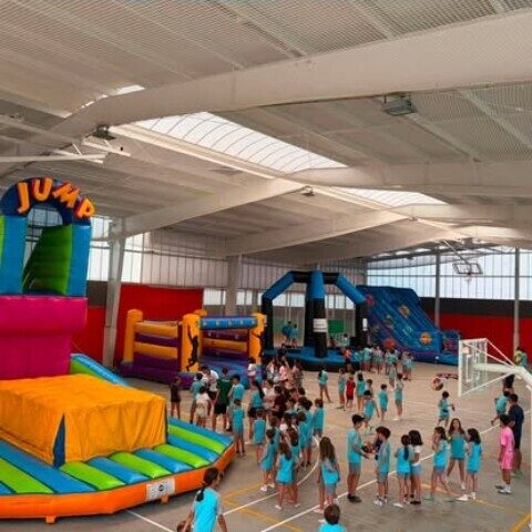 Parque de hinchables montado en un polideportivo cubierto